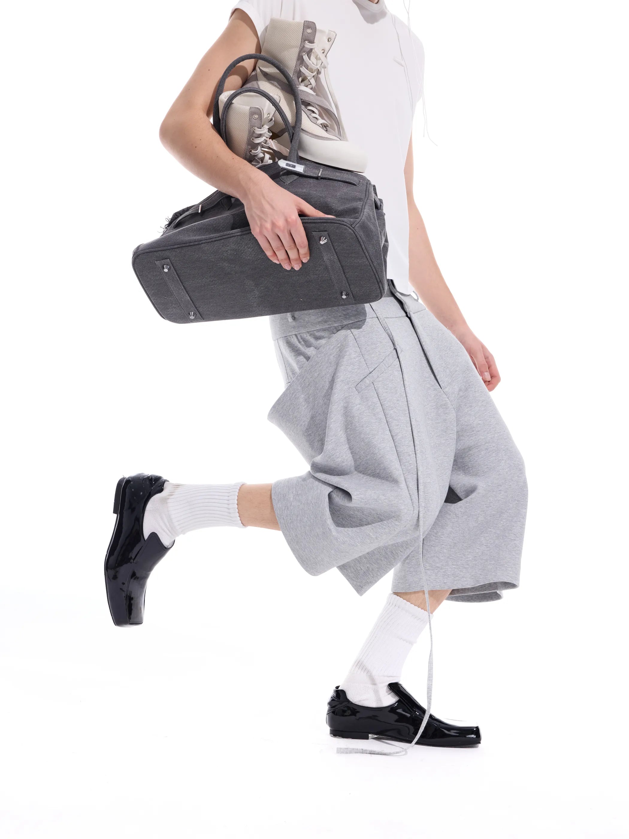 Structural back-pocket with ribbon curved hem shorts