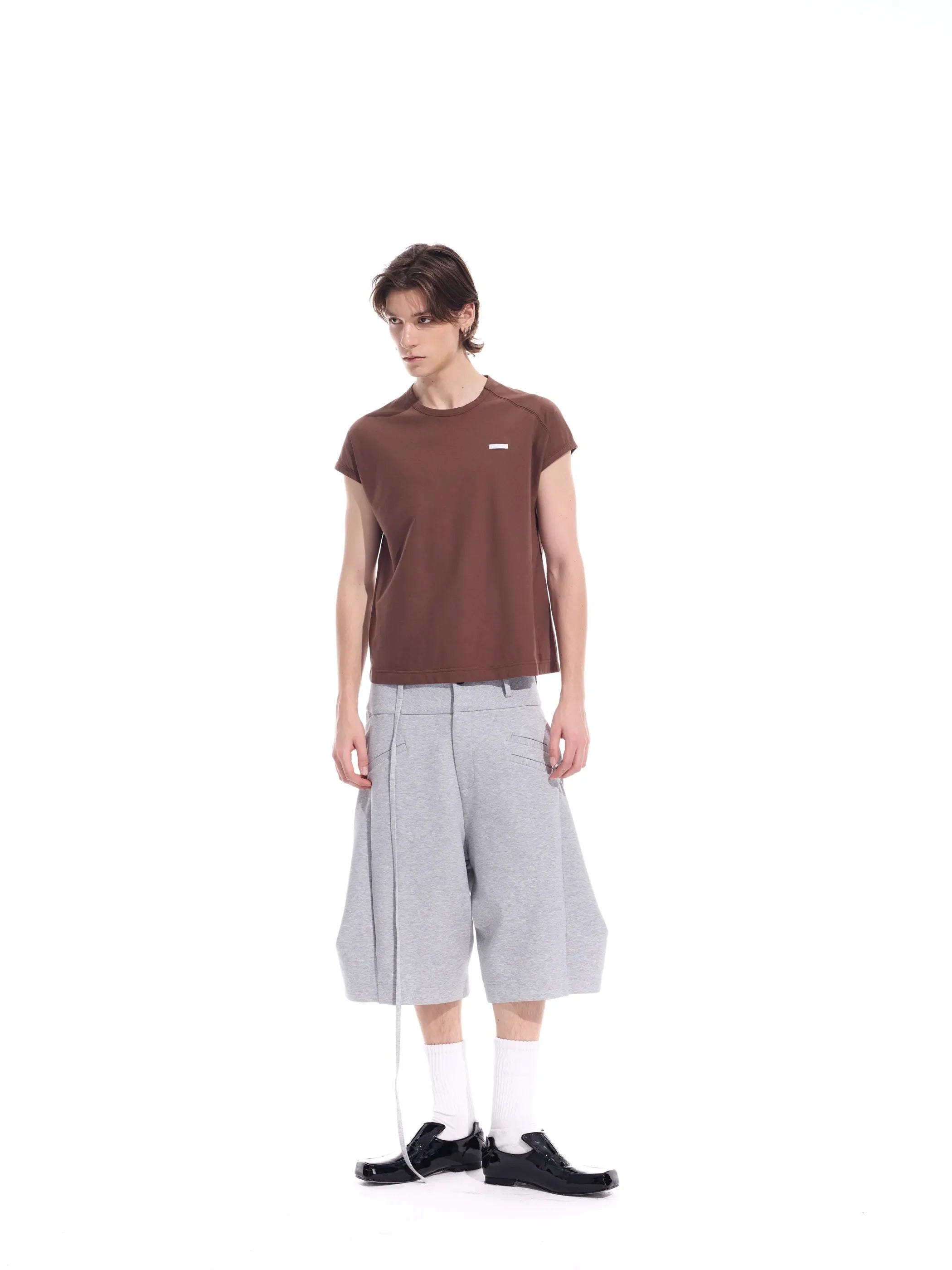 Structural back-pocket with ribbon curved hem shorts