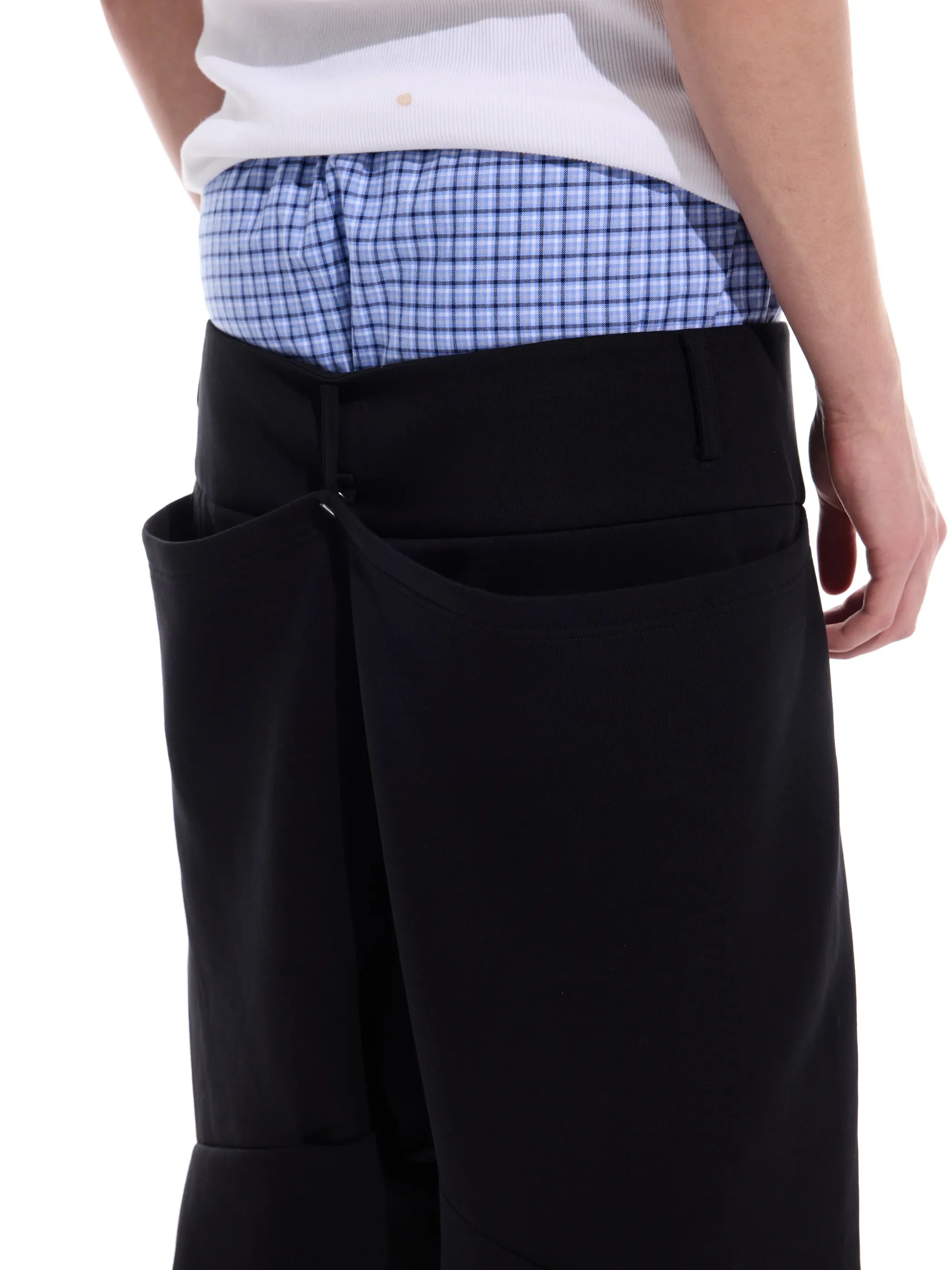 Structural back-pocket with ribbon curved hem shorts