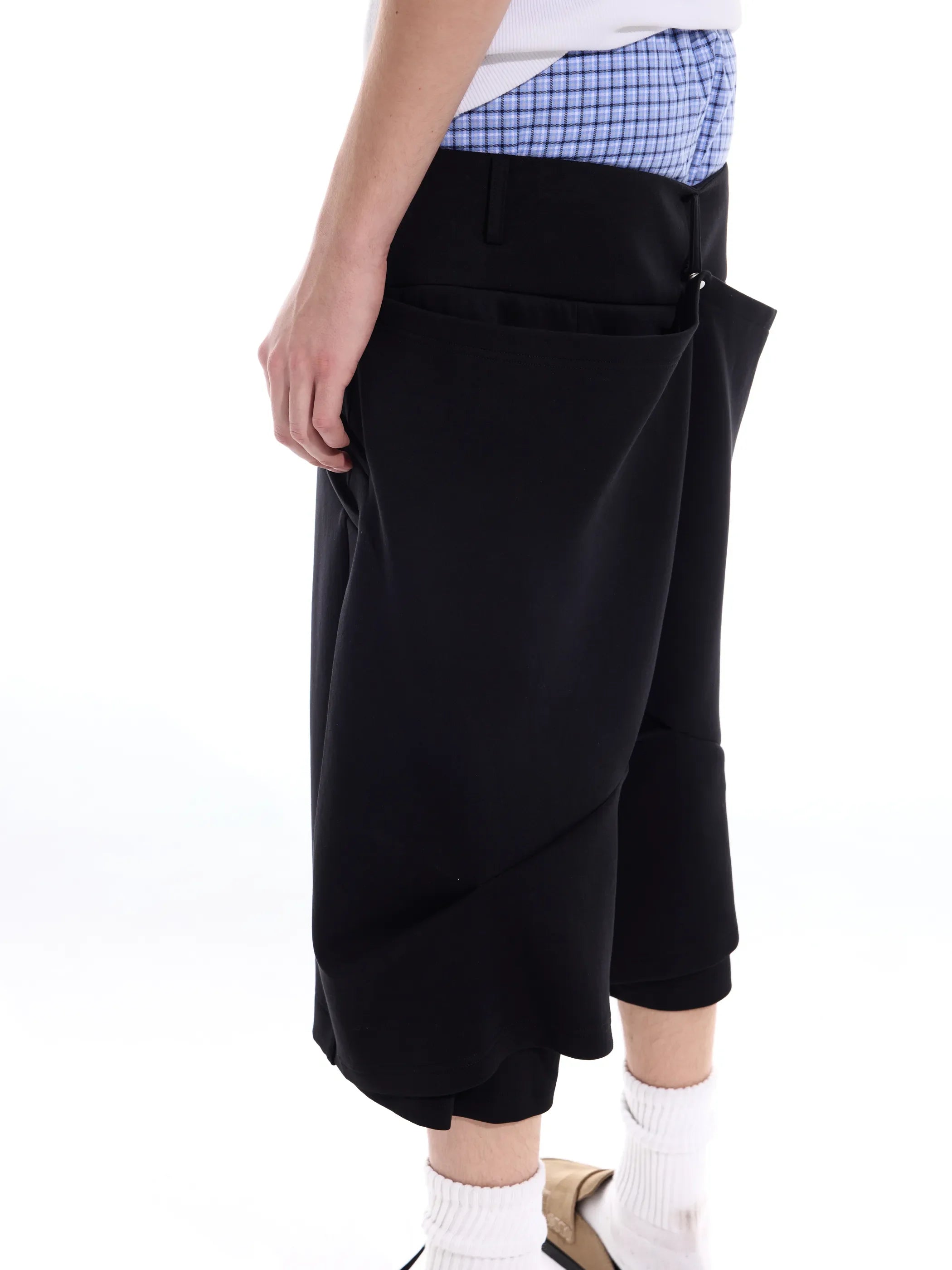 Structural back-pocket with ribbon curved hem shorts