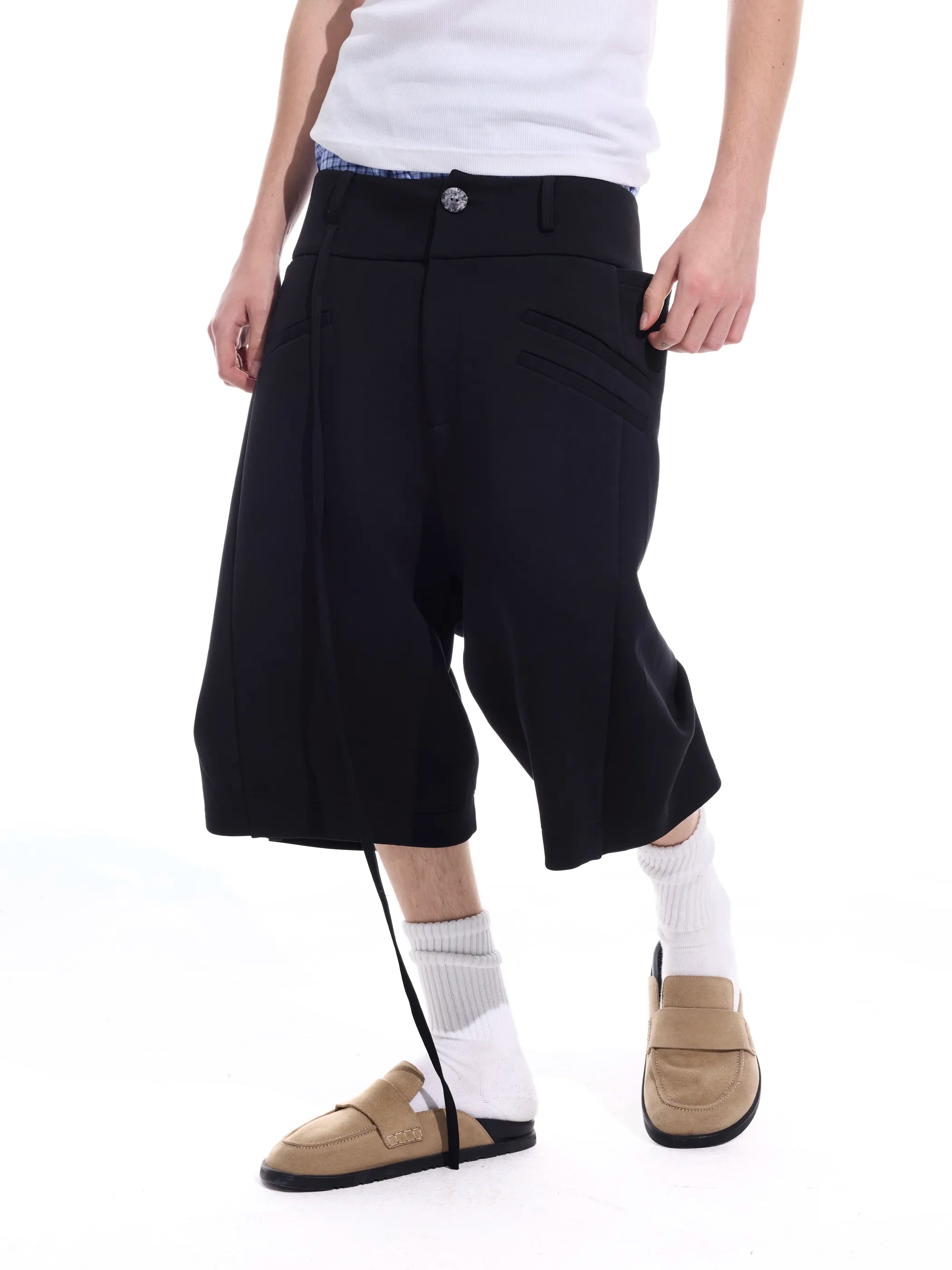 Structural back-pocket with ribbon curved hem shorts