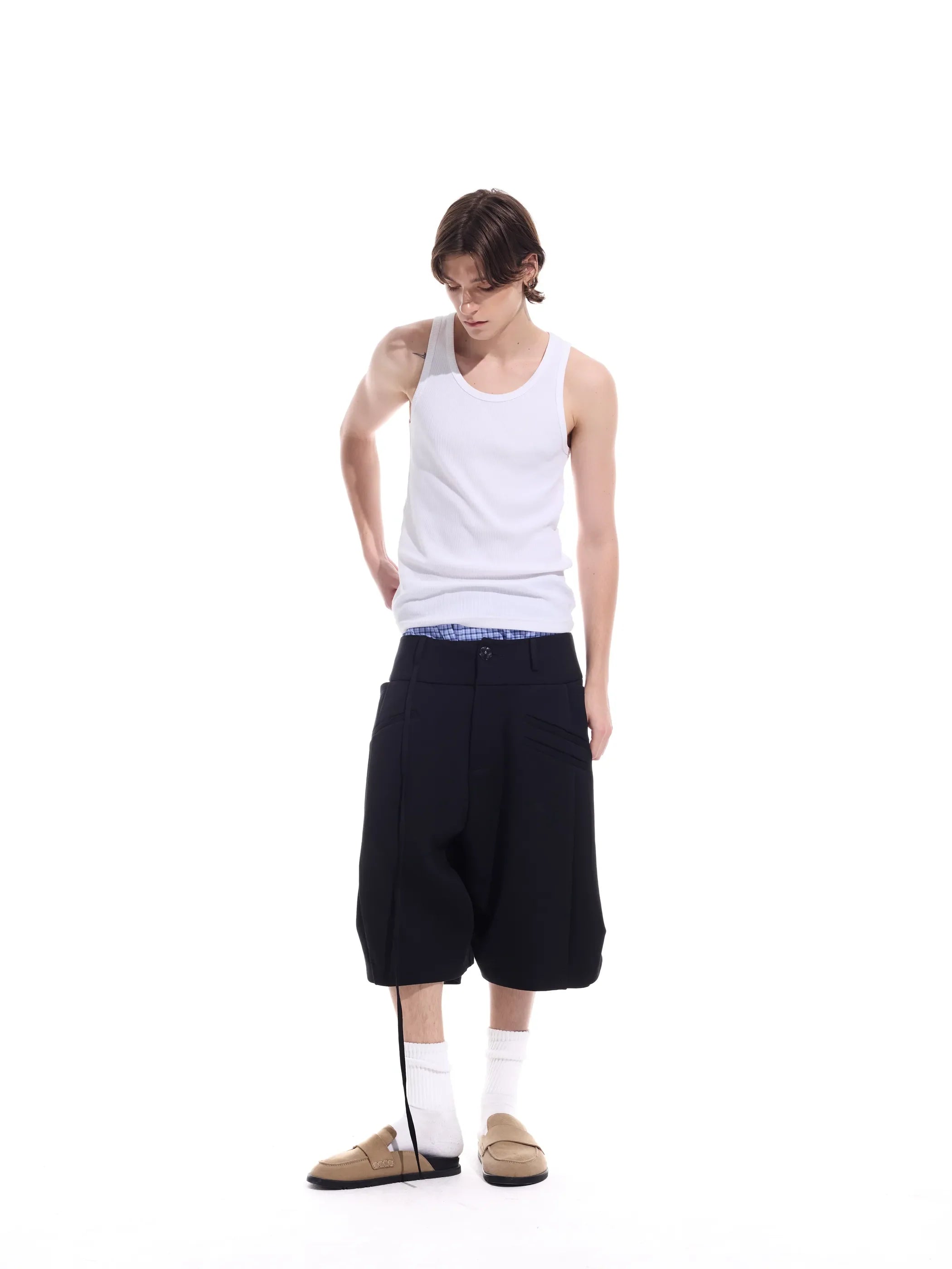 Structural back-pocket with ribbon curved hem shorts