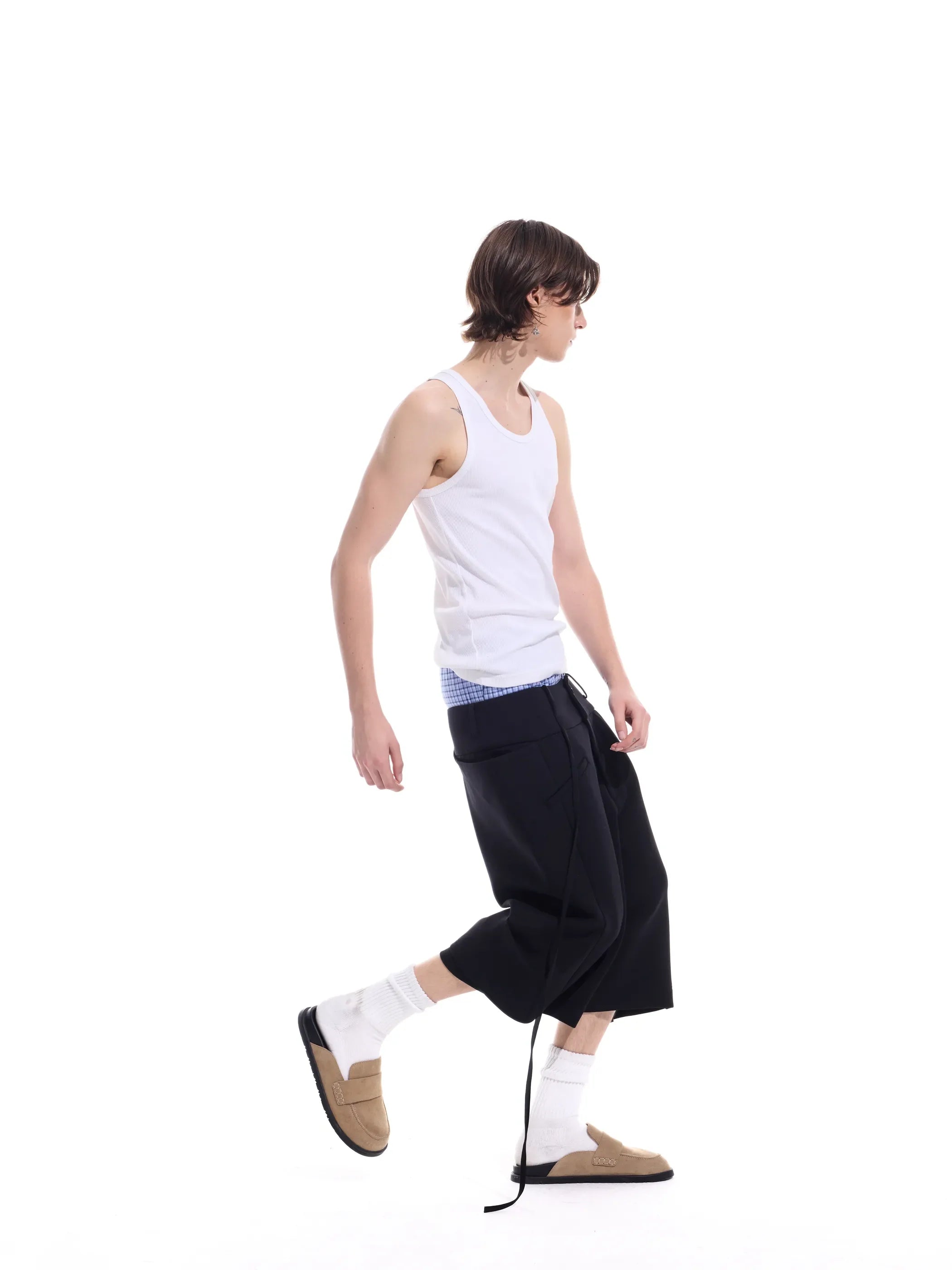 Structural back-pocket with ribbon curved hem shorts