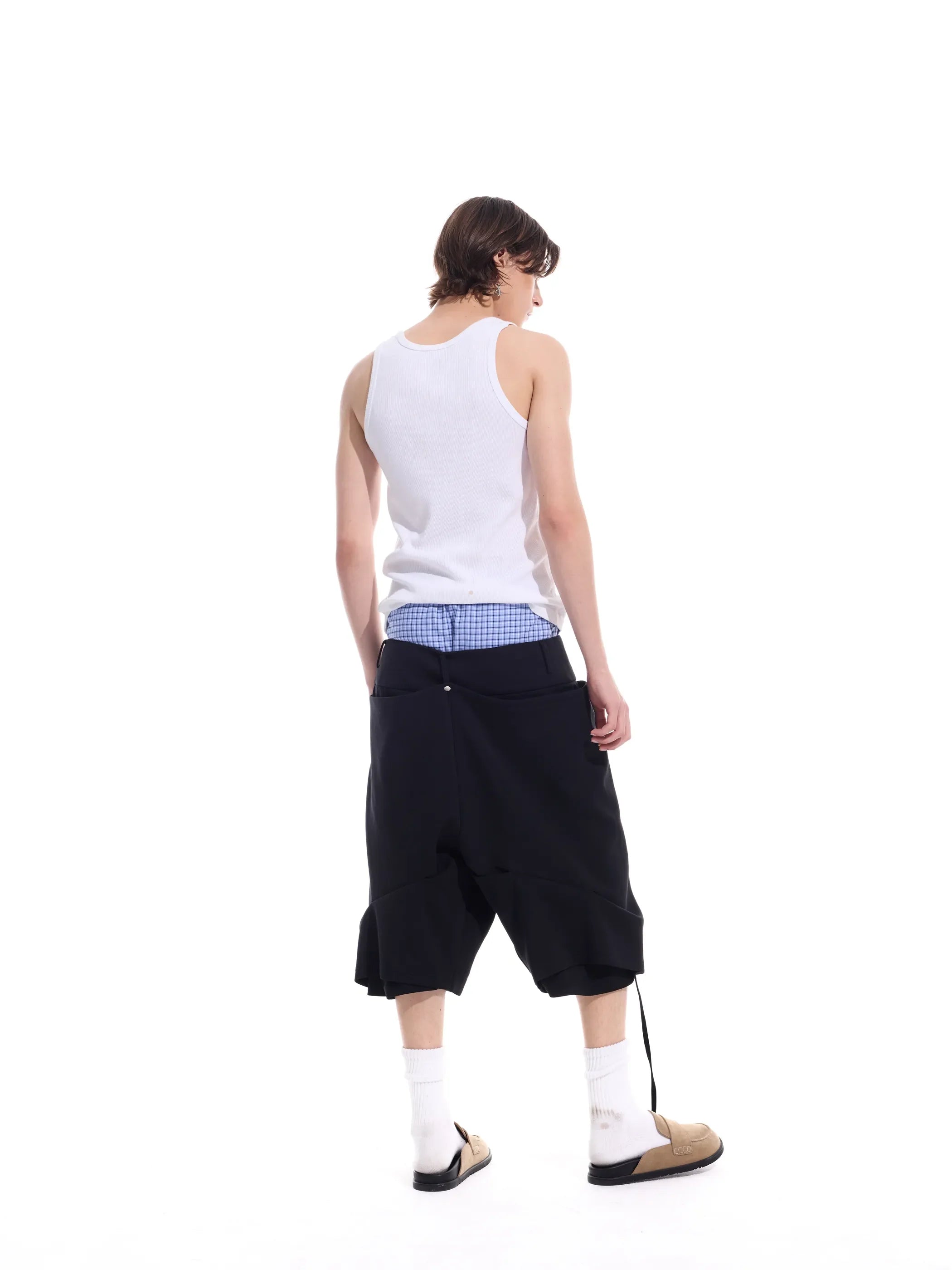 Structural back-pocket with ribbon curved hem shorts