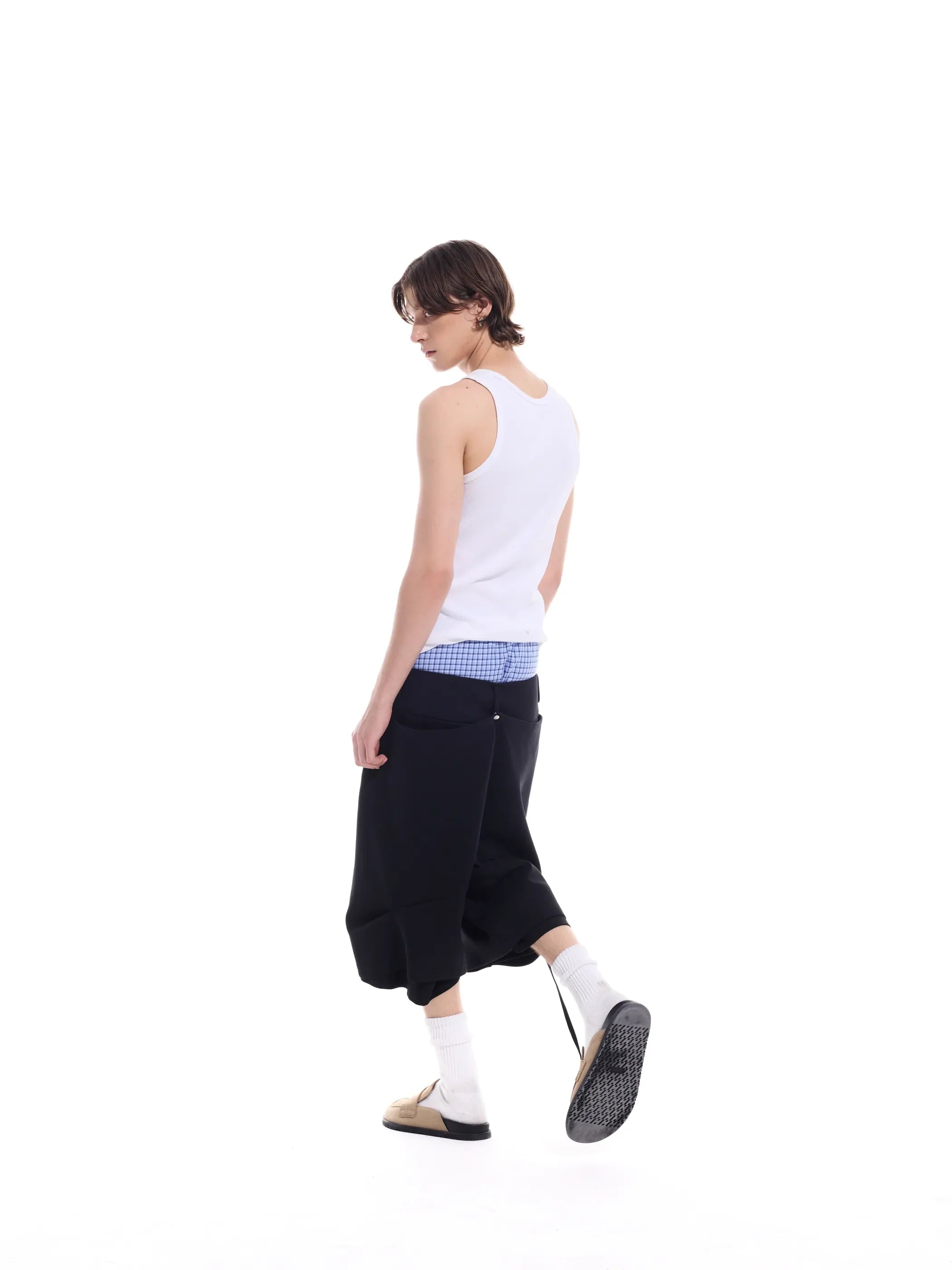 Structural back-pocket with ribbon curved hem shorts