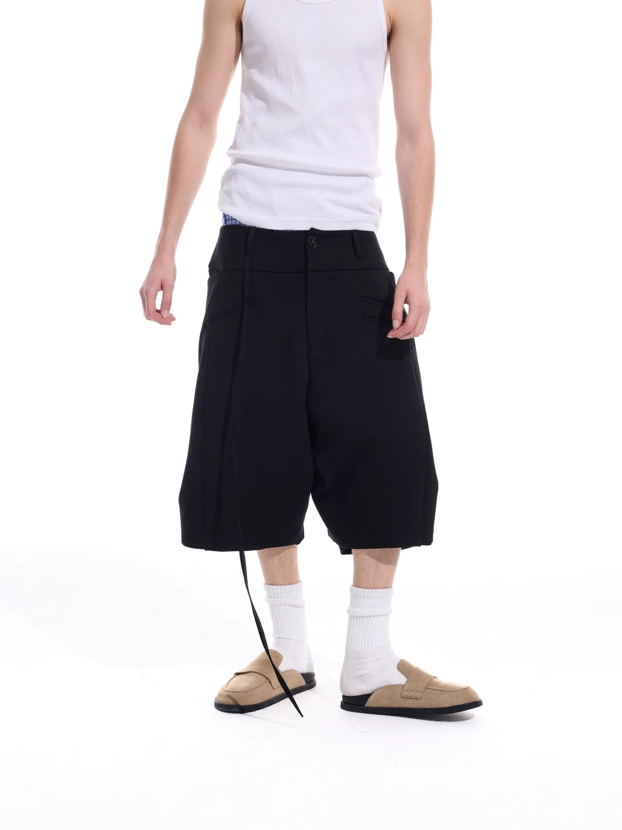 Structural back-pocket with ribbon curved hem shorts