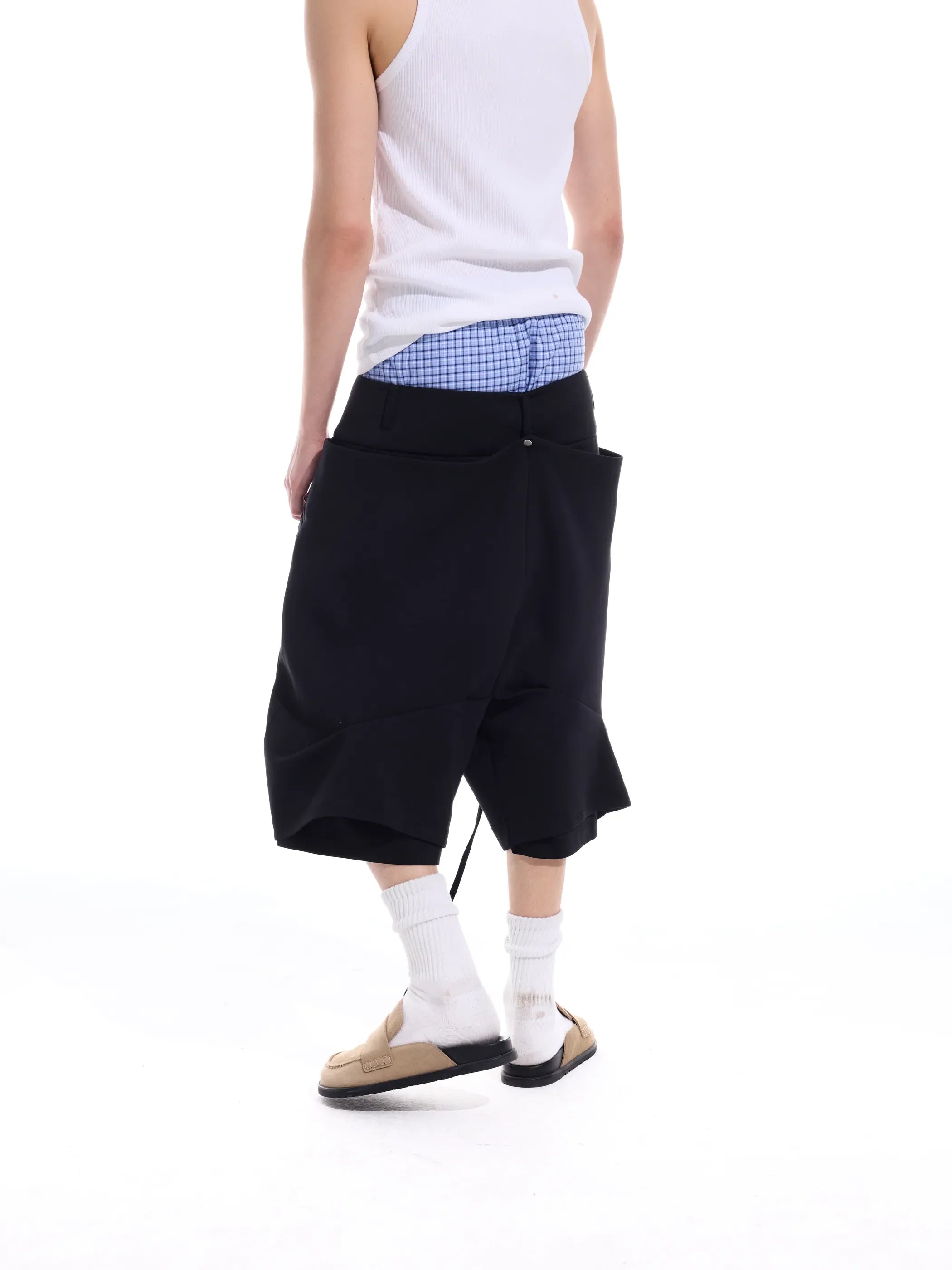 Structural back-pocket with ribbon curved hem shorts