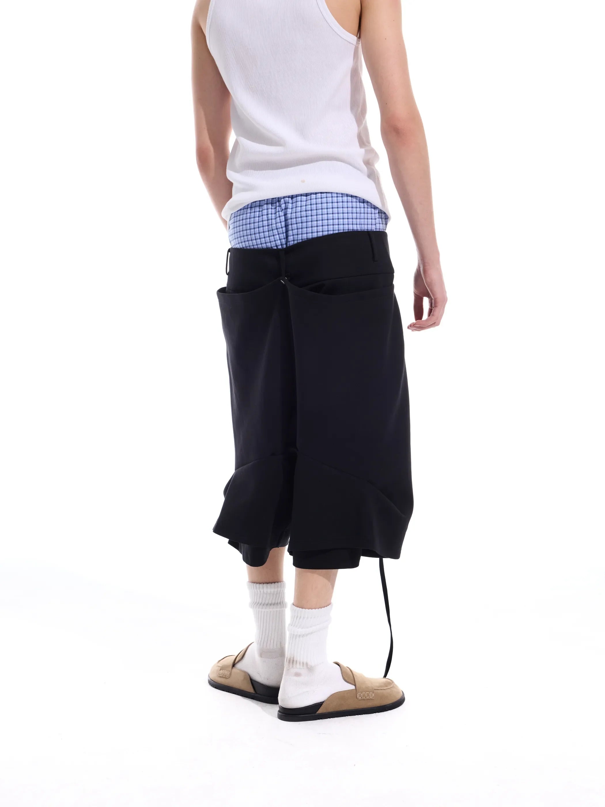 Structural back-pocket with ribbon curved hem shorts