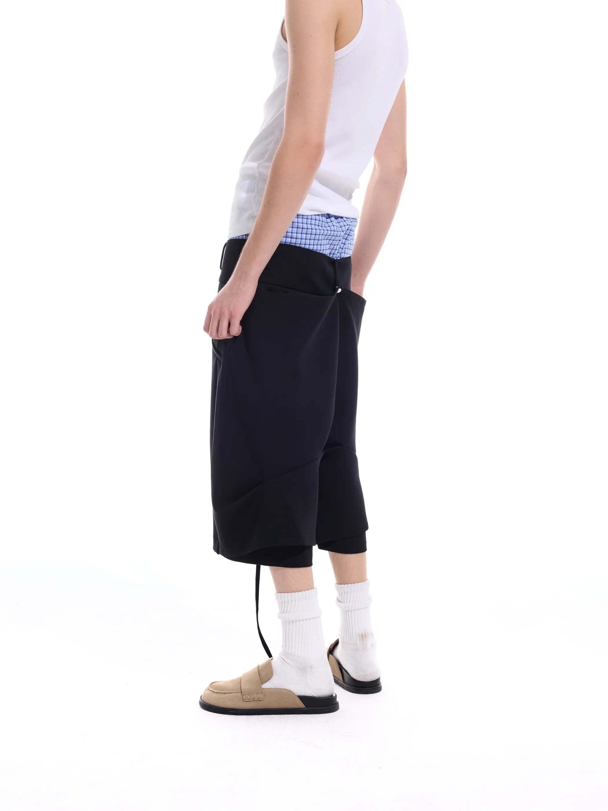 Structural back-pocket with ribbon curved hem shorts