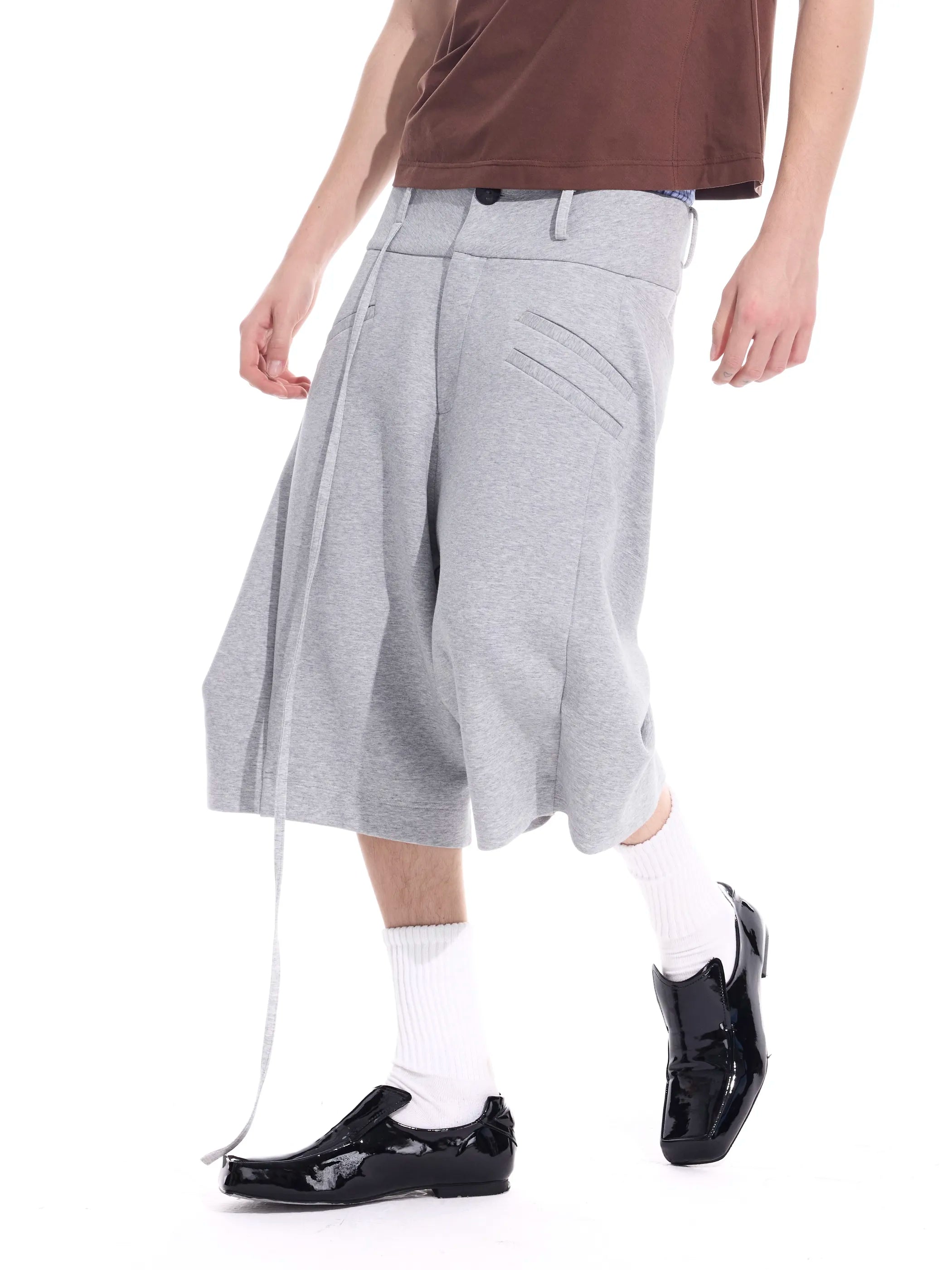 Structural back-pocket with ribbon curved hem shorts