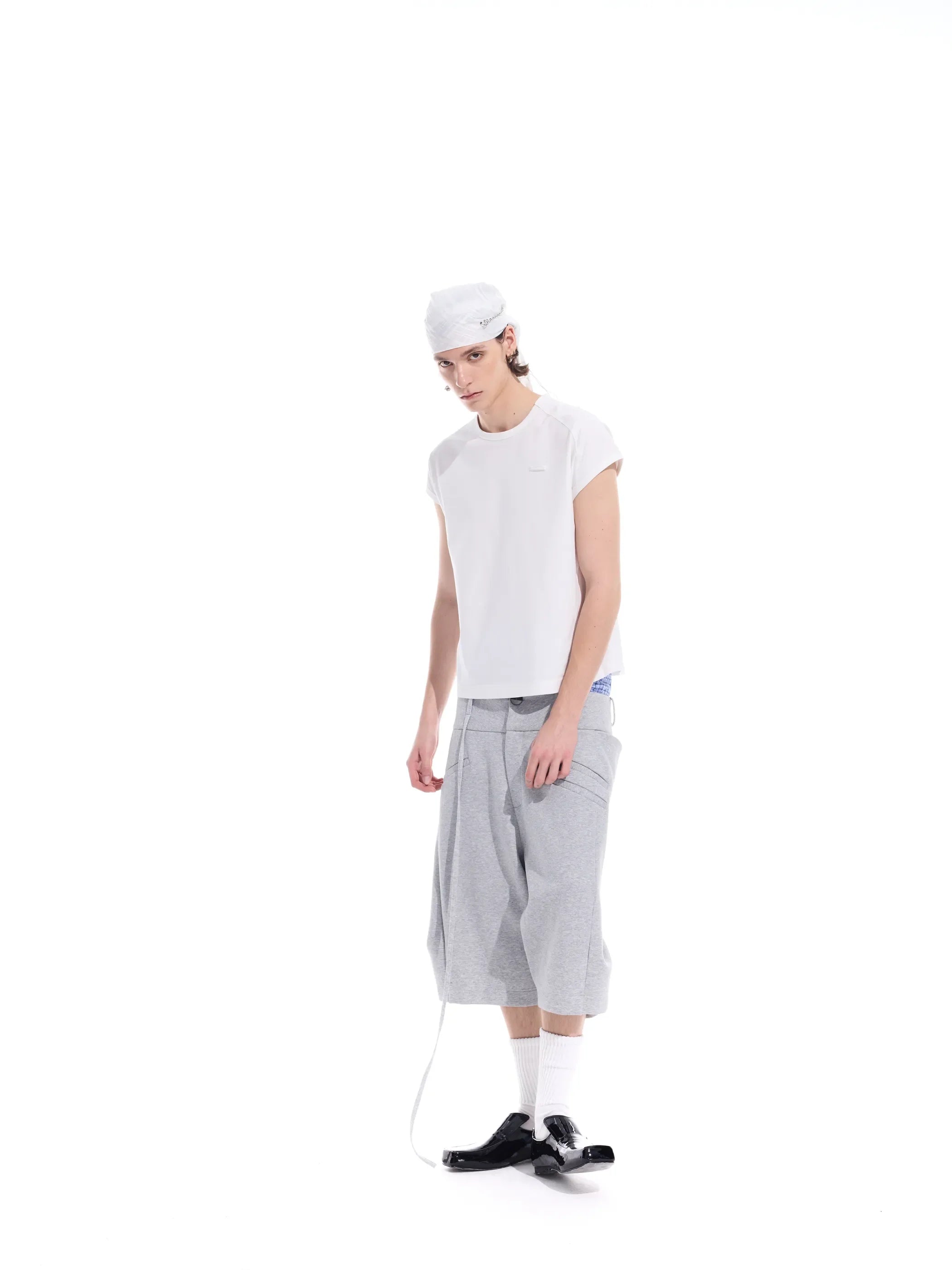 Structural back-pocket with ribbon curved hem shorts