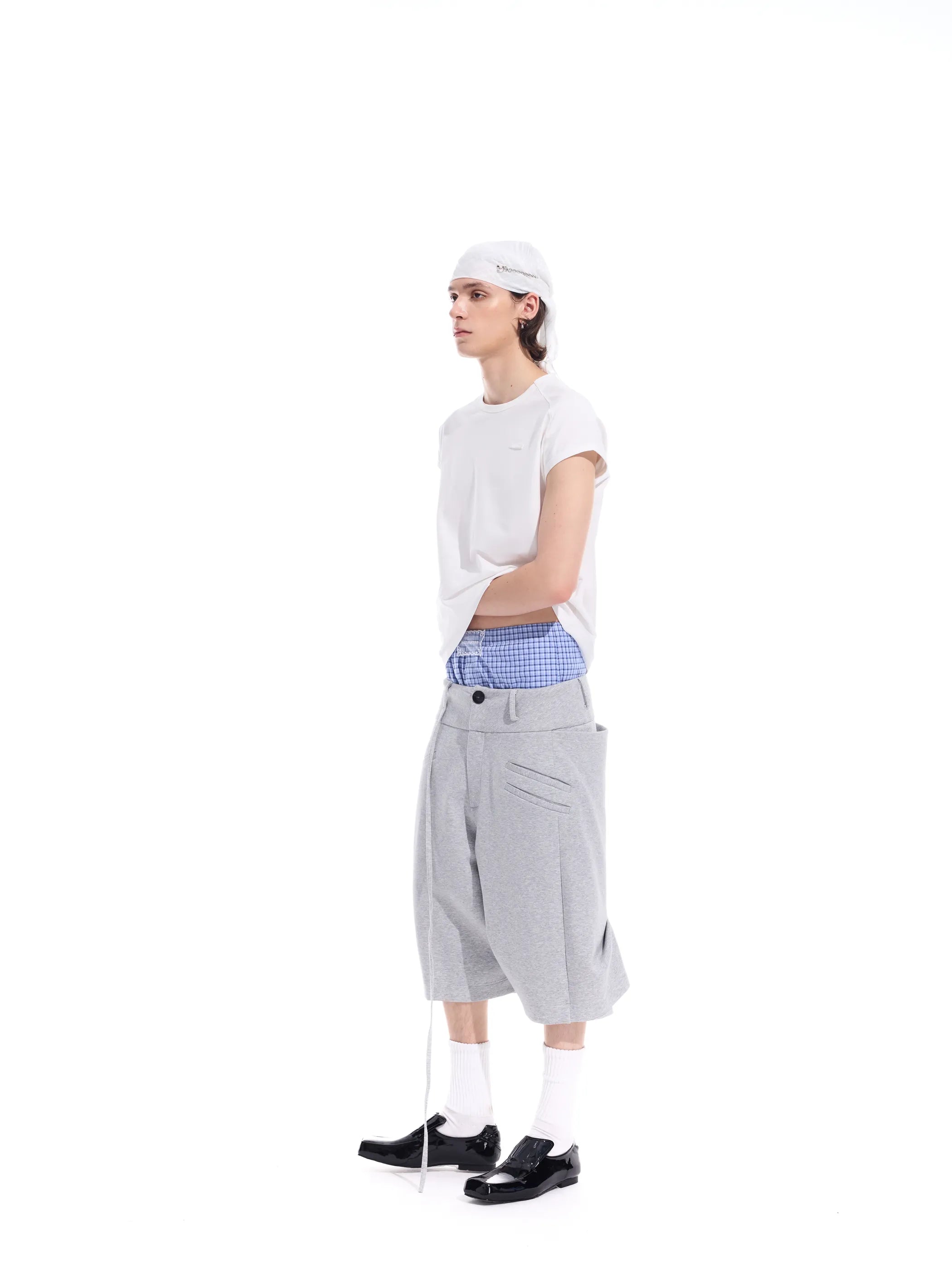 Structural back-pocket with ribbon curved hem shorts
