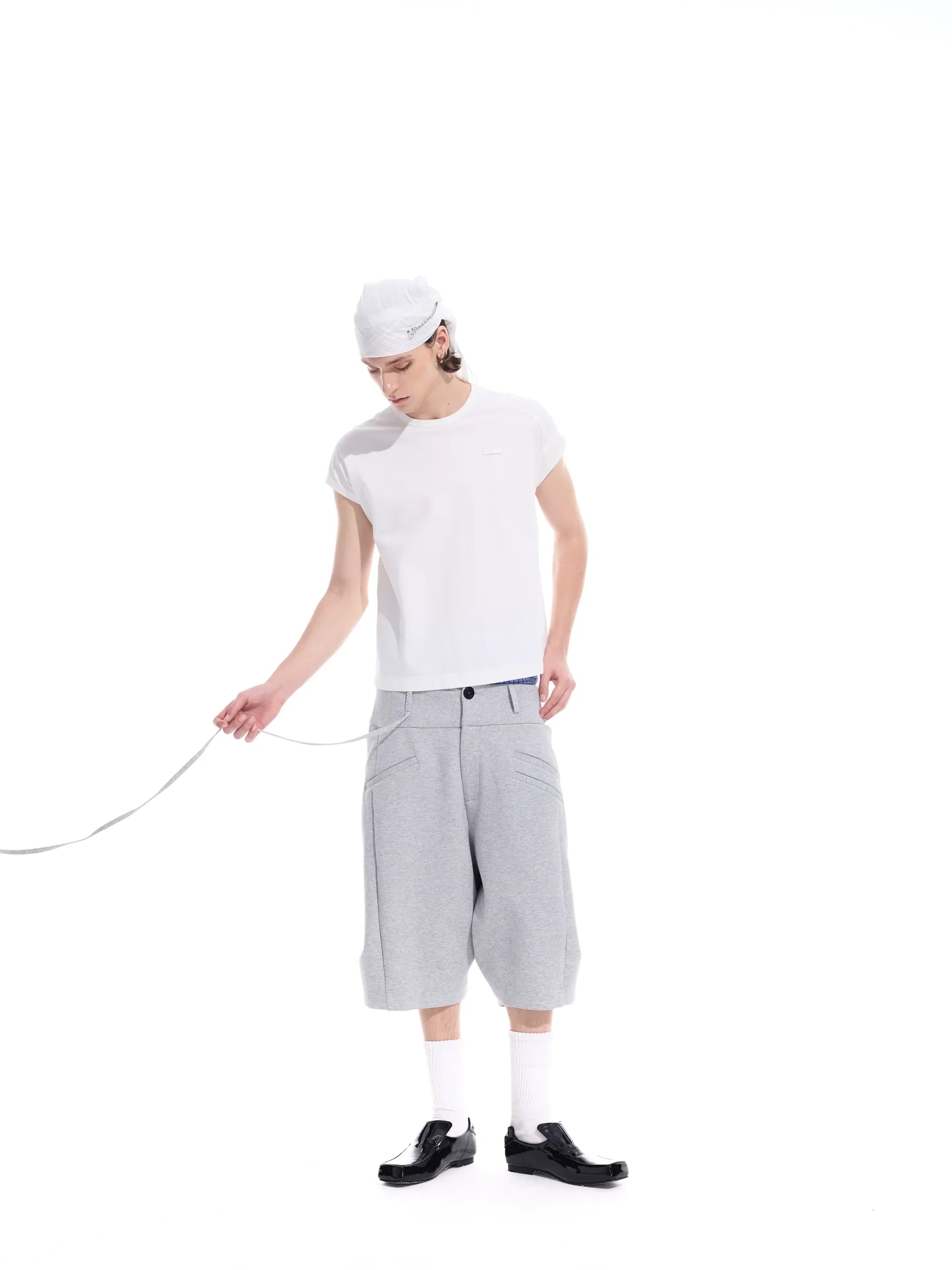 Structural back-pocket with ribbon curved hem shorts