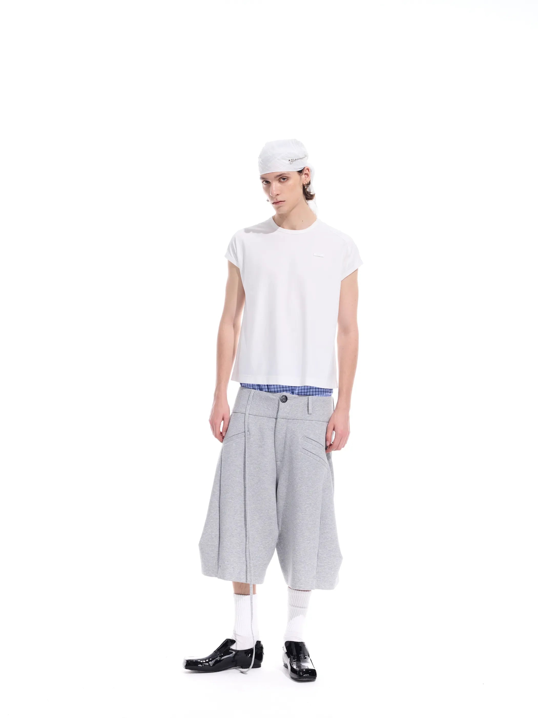 Structural back-pocket with ribbon curved hem shorts