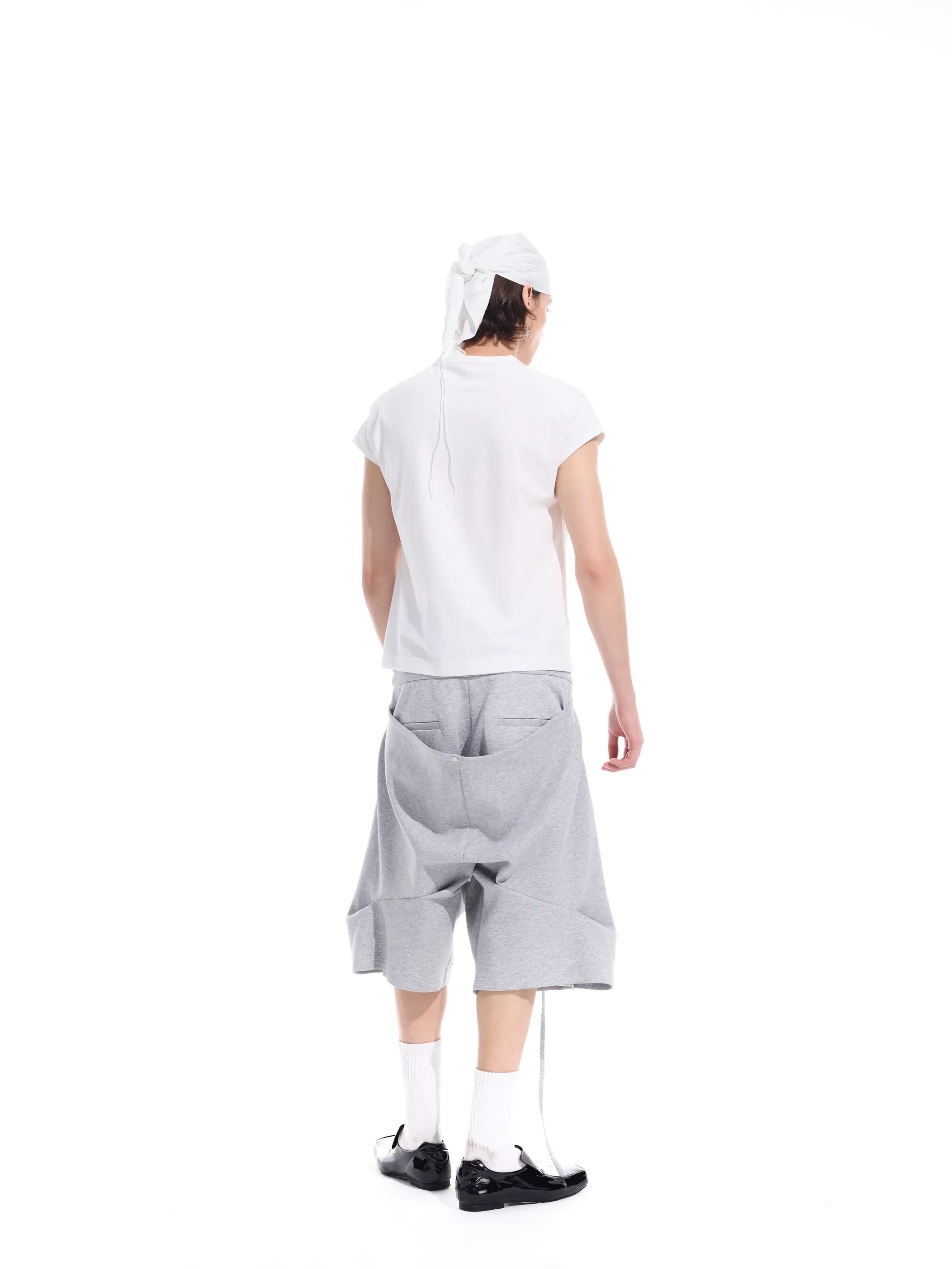 Structural back-pocket with ribbon curved hem shorts