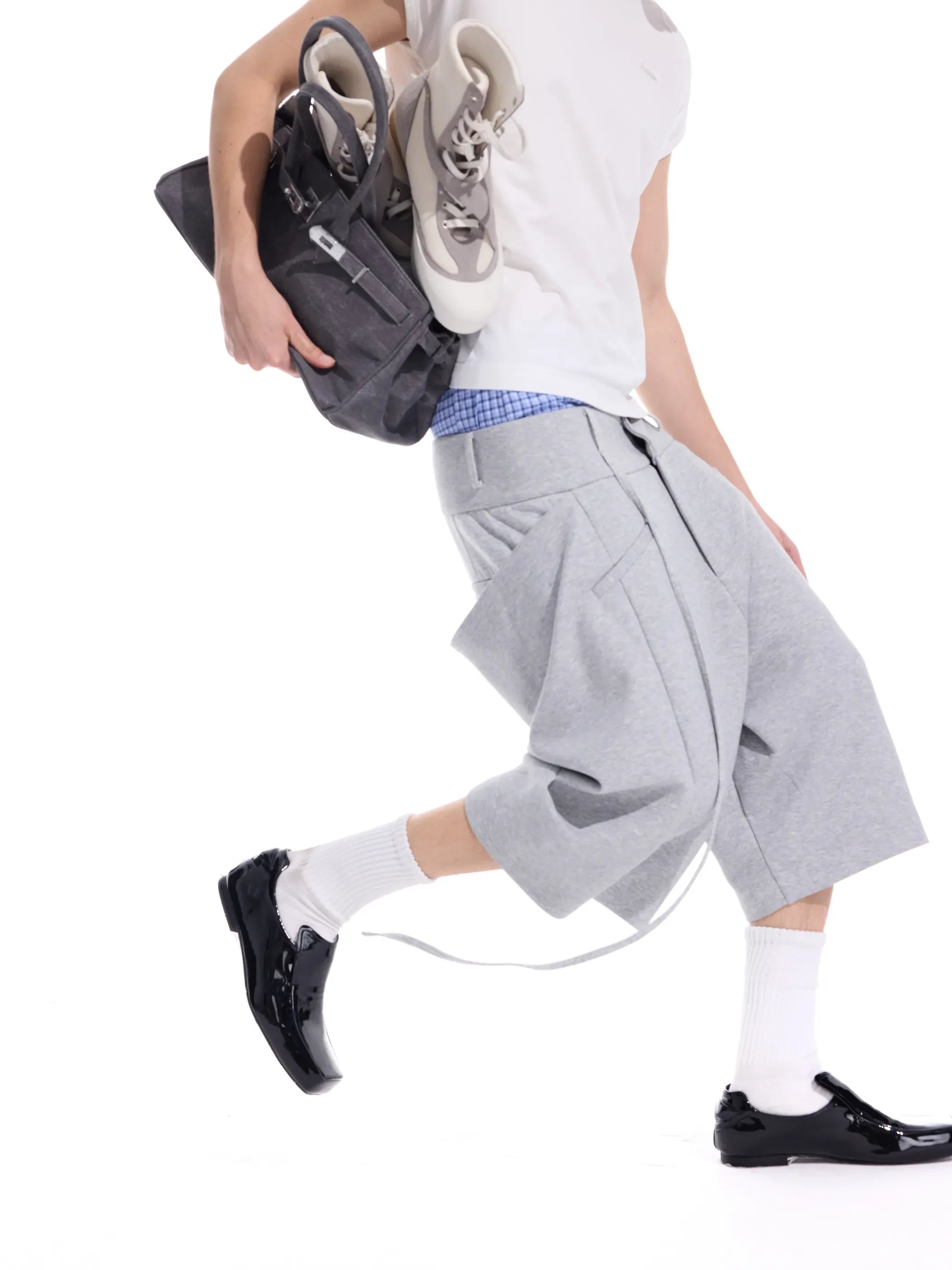 Structural back-pocket with ribbon curved hem shorts