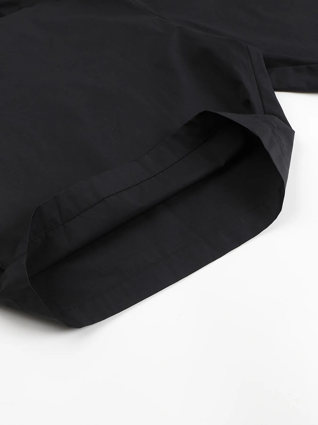 Court-style wind-resistant short pants