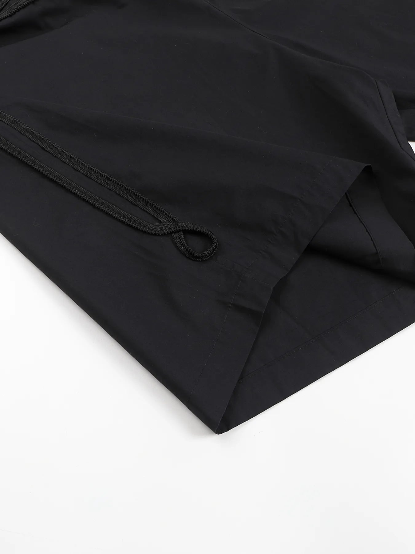 Court-style wind-resistant short pants