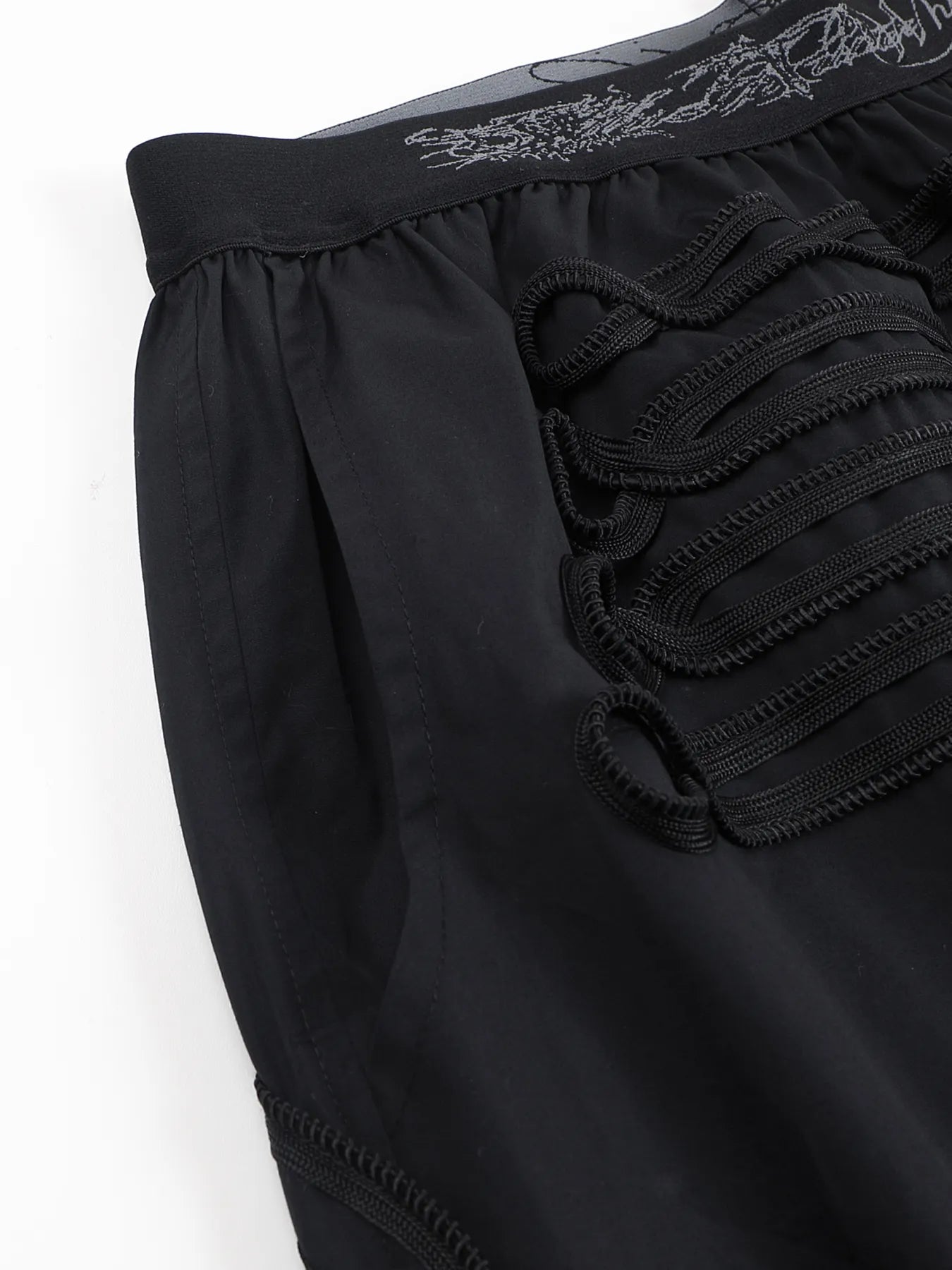 Court-style wind-resistant short pants